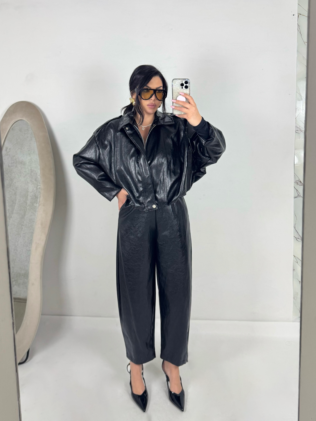 Pantaloni in eco pelle “Carattere”