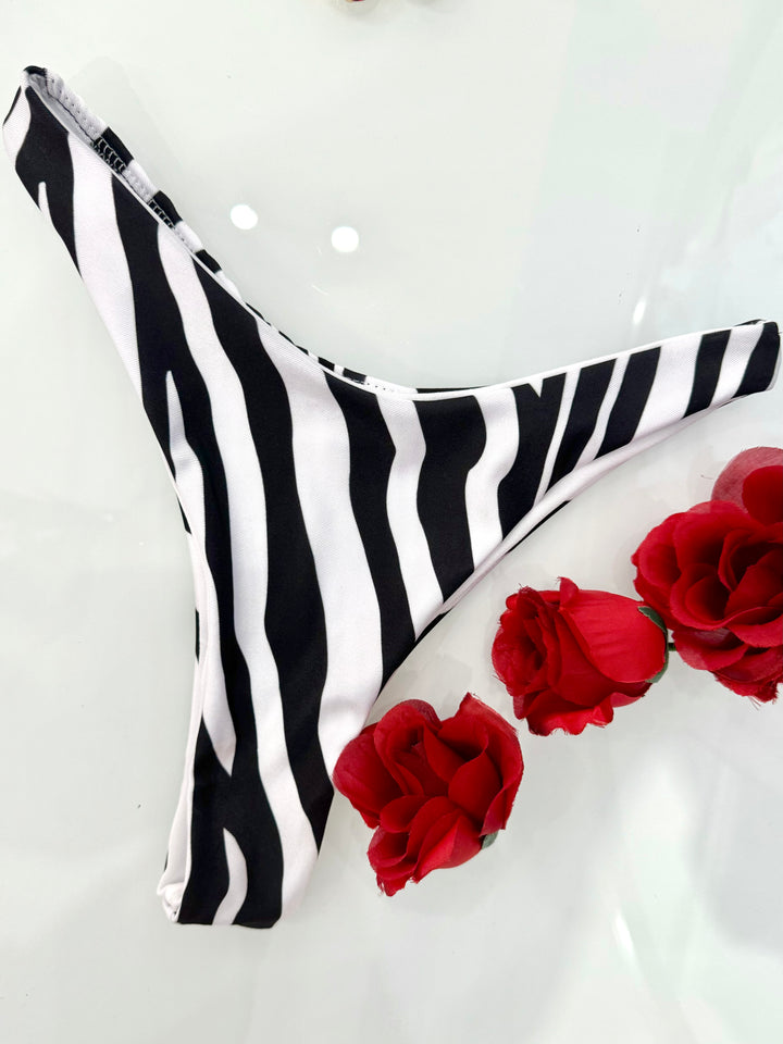 Costume da bagno a due pezzi con slip brasiliana e spilla fiore in tessuto “Ibiza”