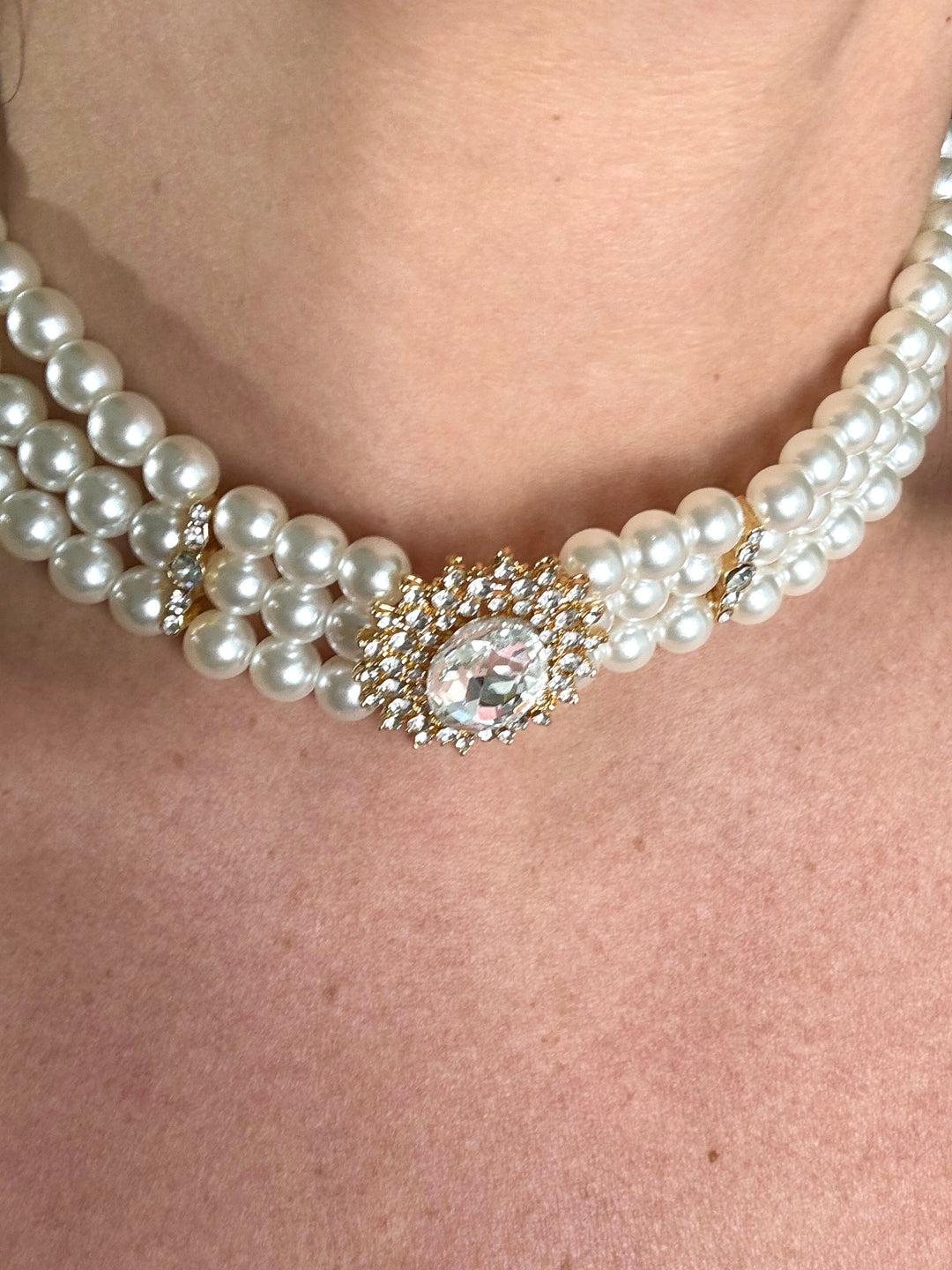 Collana con perle e gioiello in metallo e cristalli “Luna”