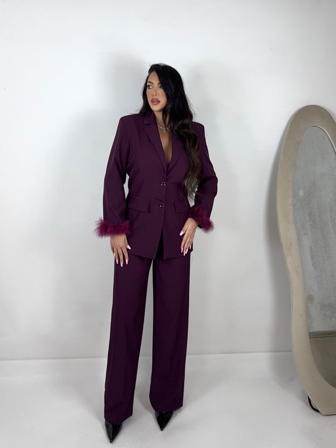 Tailleur con piume “Femme”