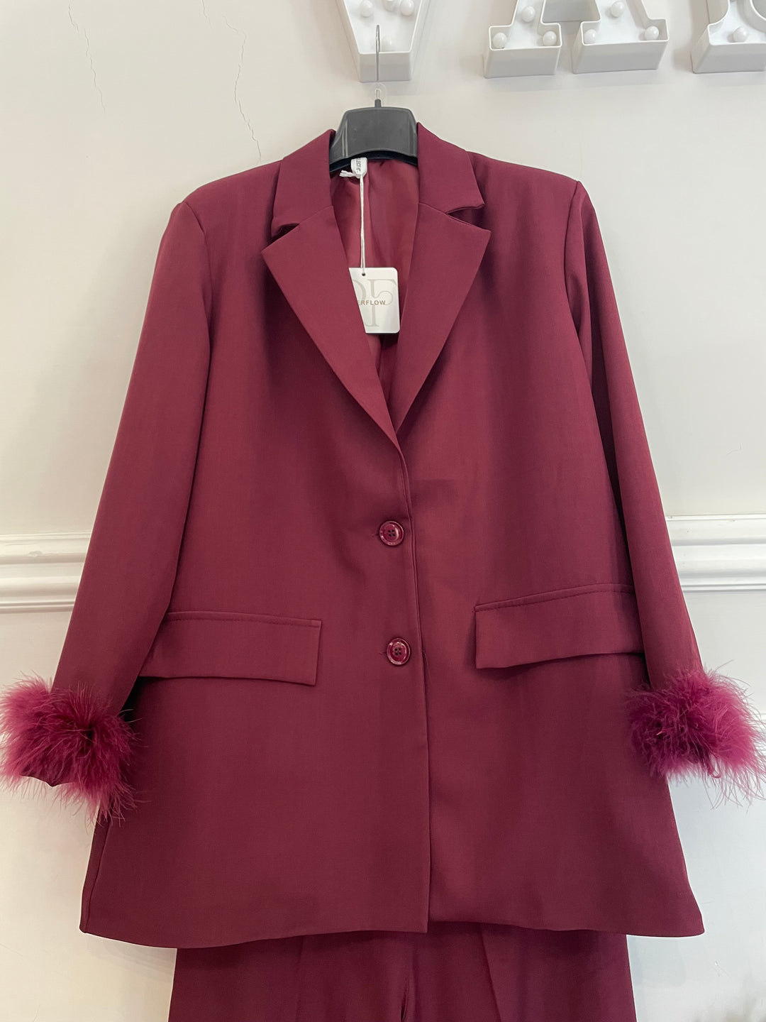 Tailleur con piume “Femme”