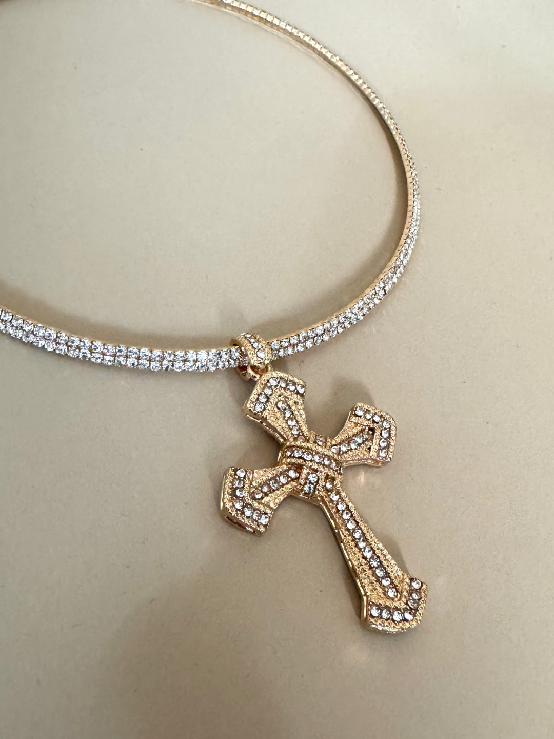 Collana rigida con croce “Krizia”