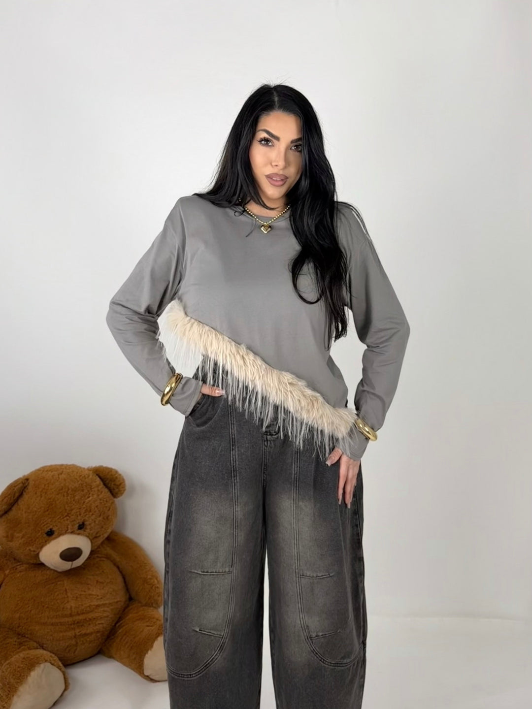 Maglia asimmetrica con piume e spalline “Jolie”