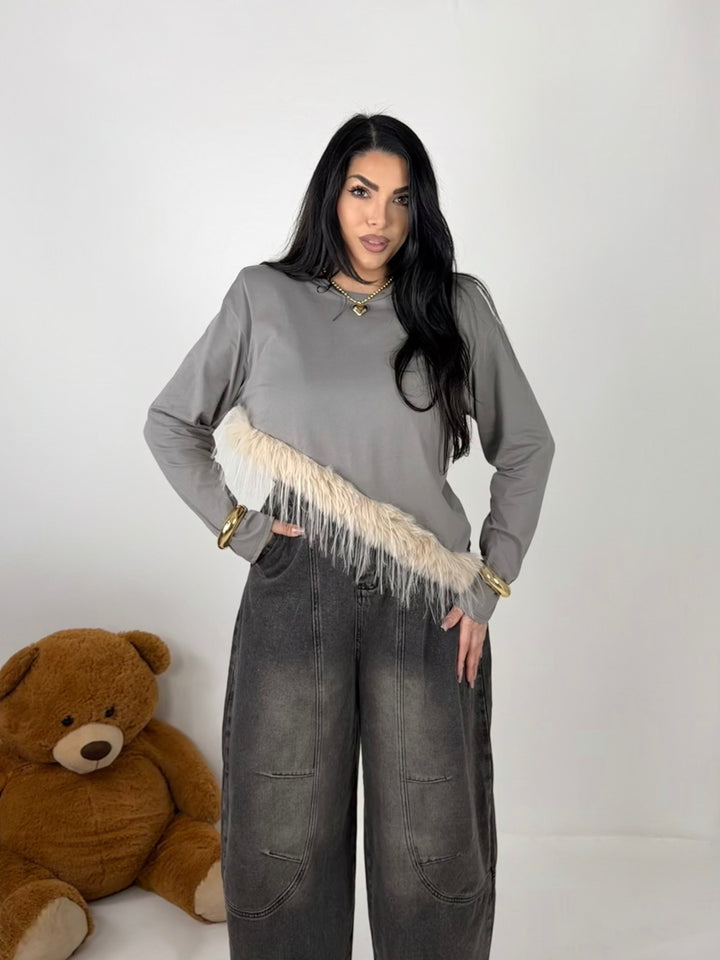 Maglia asimmetrica con piume e spalline “Jolie”