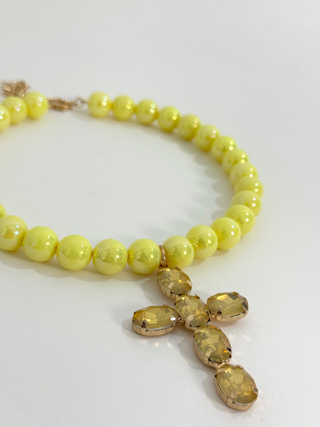 Collana rigida con perle e croce pendente