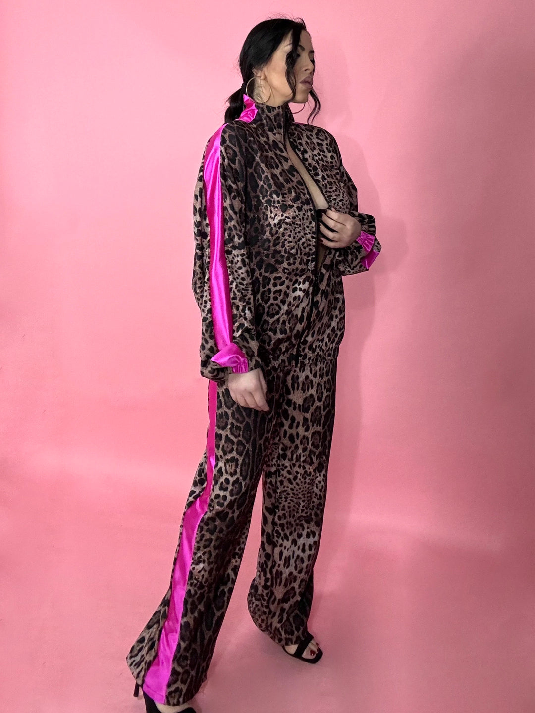 Conjunto coordinado oversize con estampado de leopardo y franjas laterales de raso “Ilary”