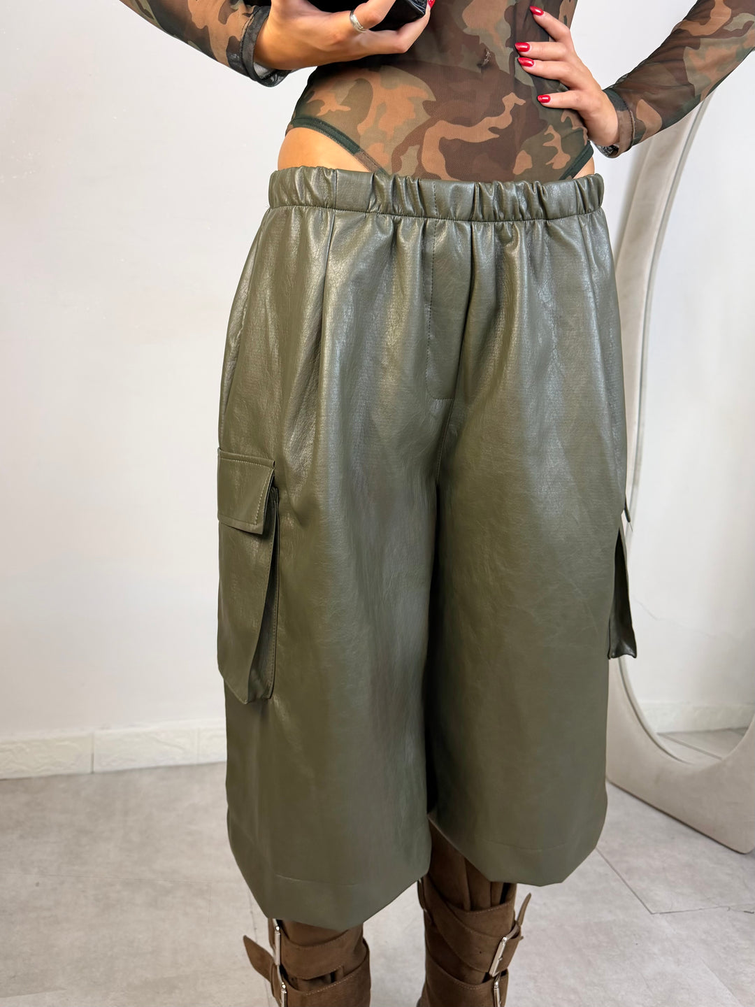 Pantaloni bermuda in eco pelle