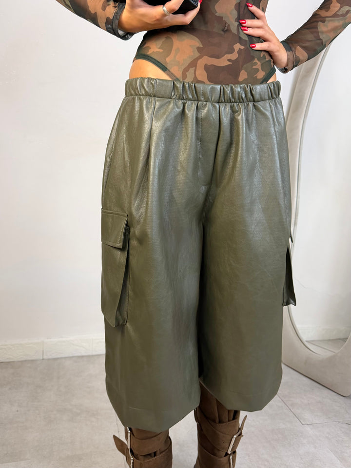Pantaloni bermuda in eco pelle