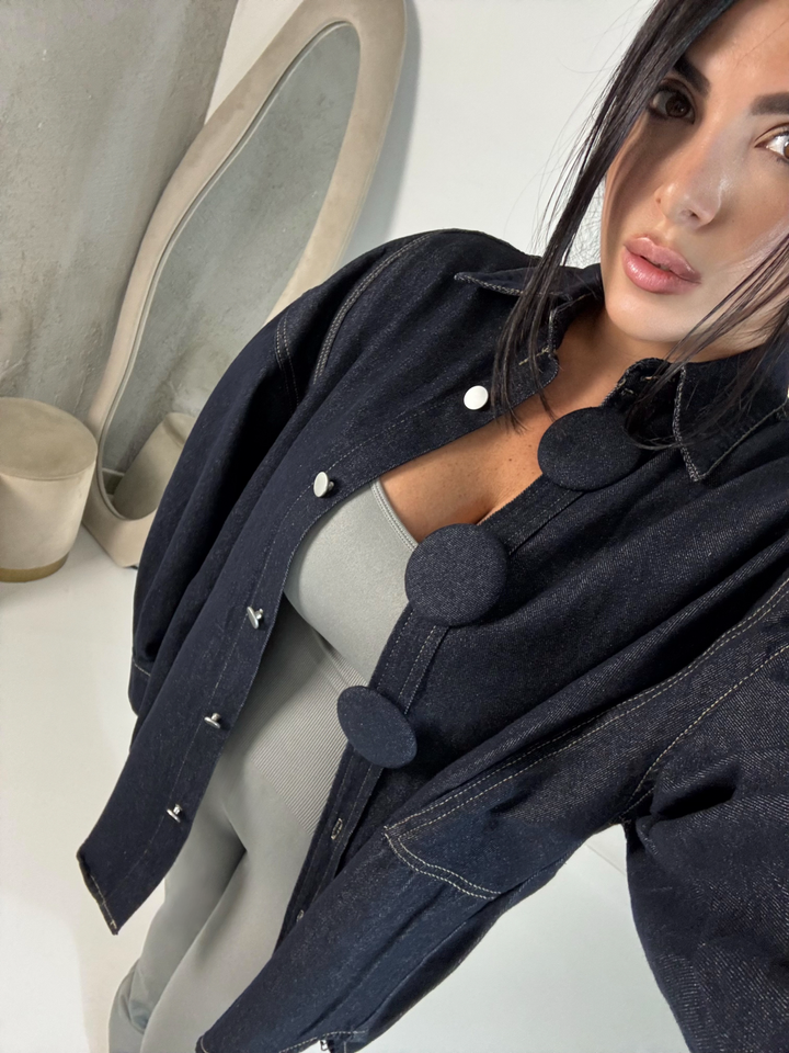 Giacca in jeans oversize con spille bottoni grandi