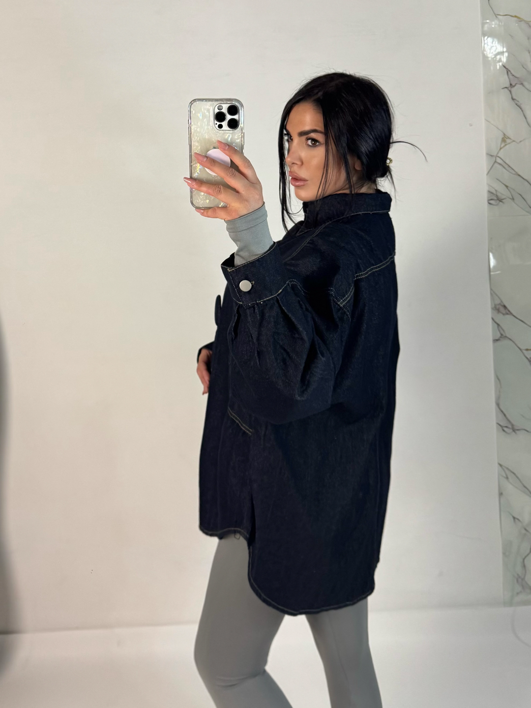 Giacca in jeans oversize con spille bottoni grandi