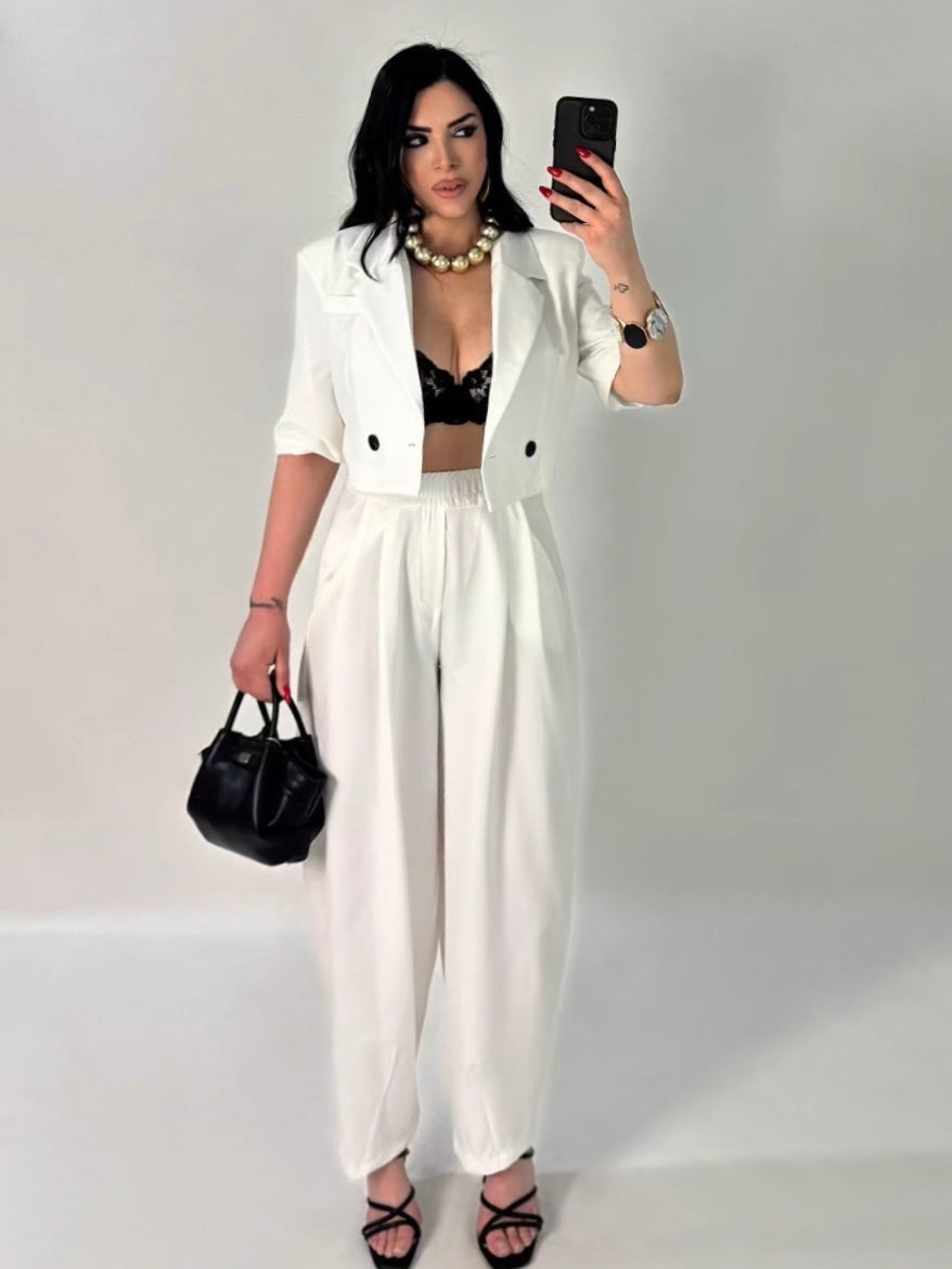 Tailleur giacca corta e pantaloni larghi “Vivienne”