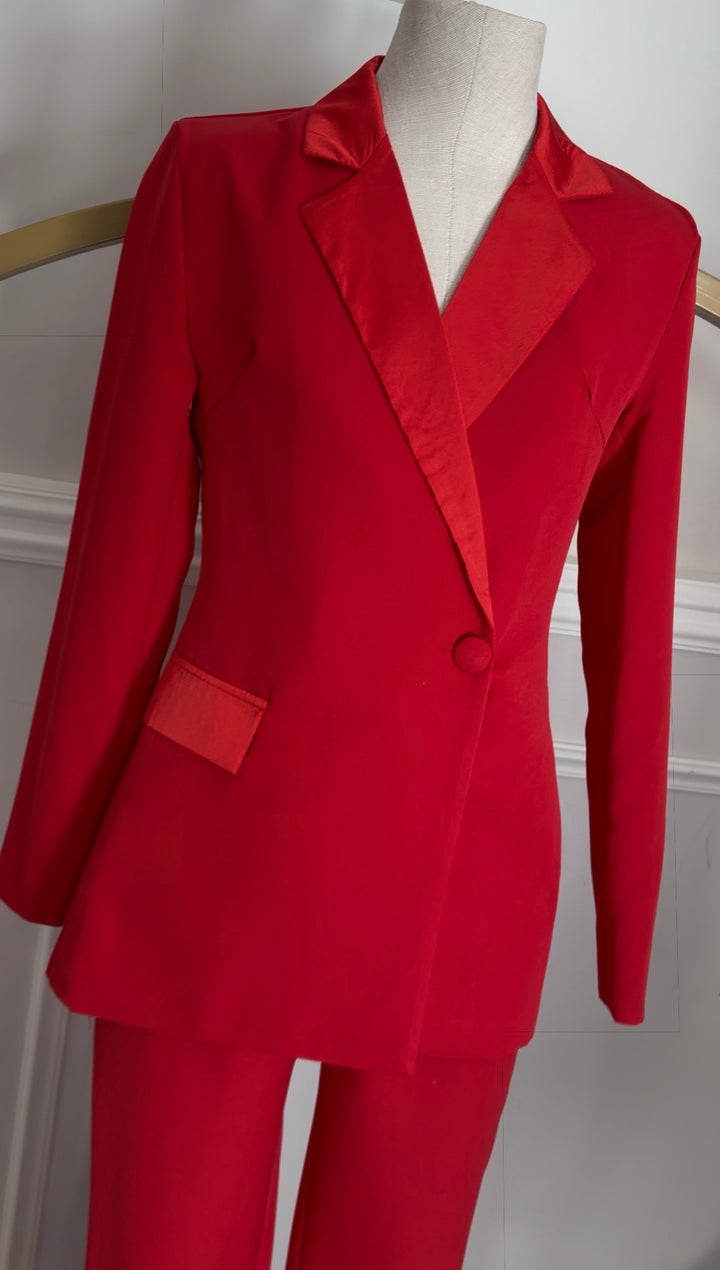 Tailleur con scollo “Signorina”