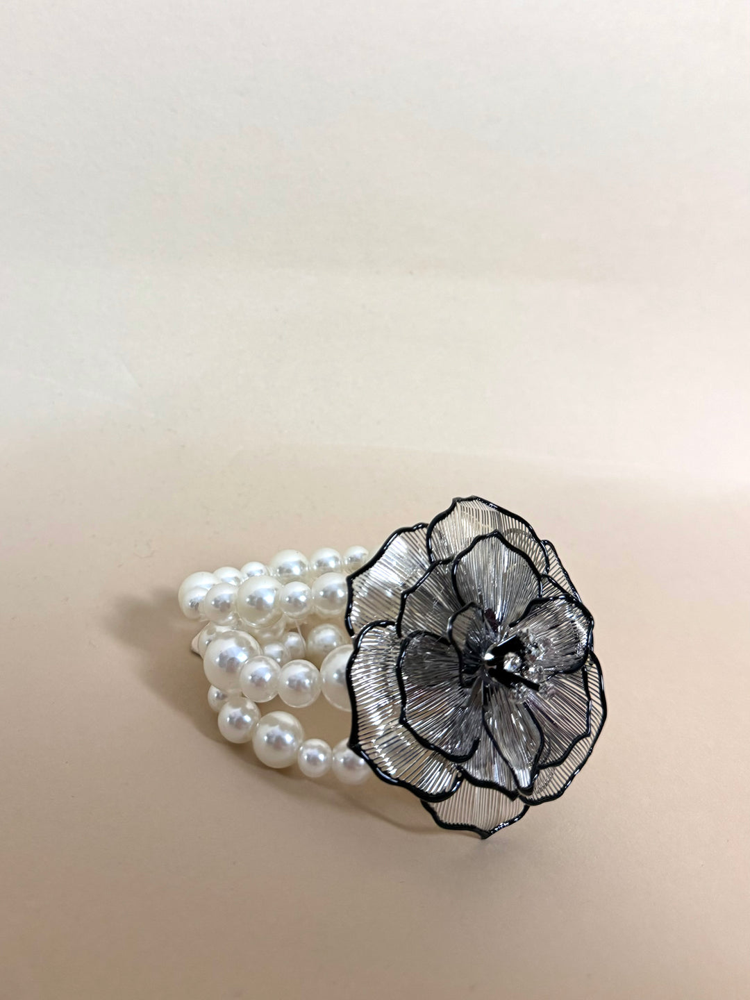 Bracciale con perle e fiore rigido “Samanta”