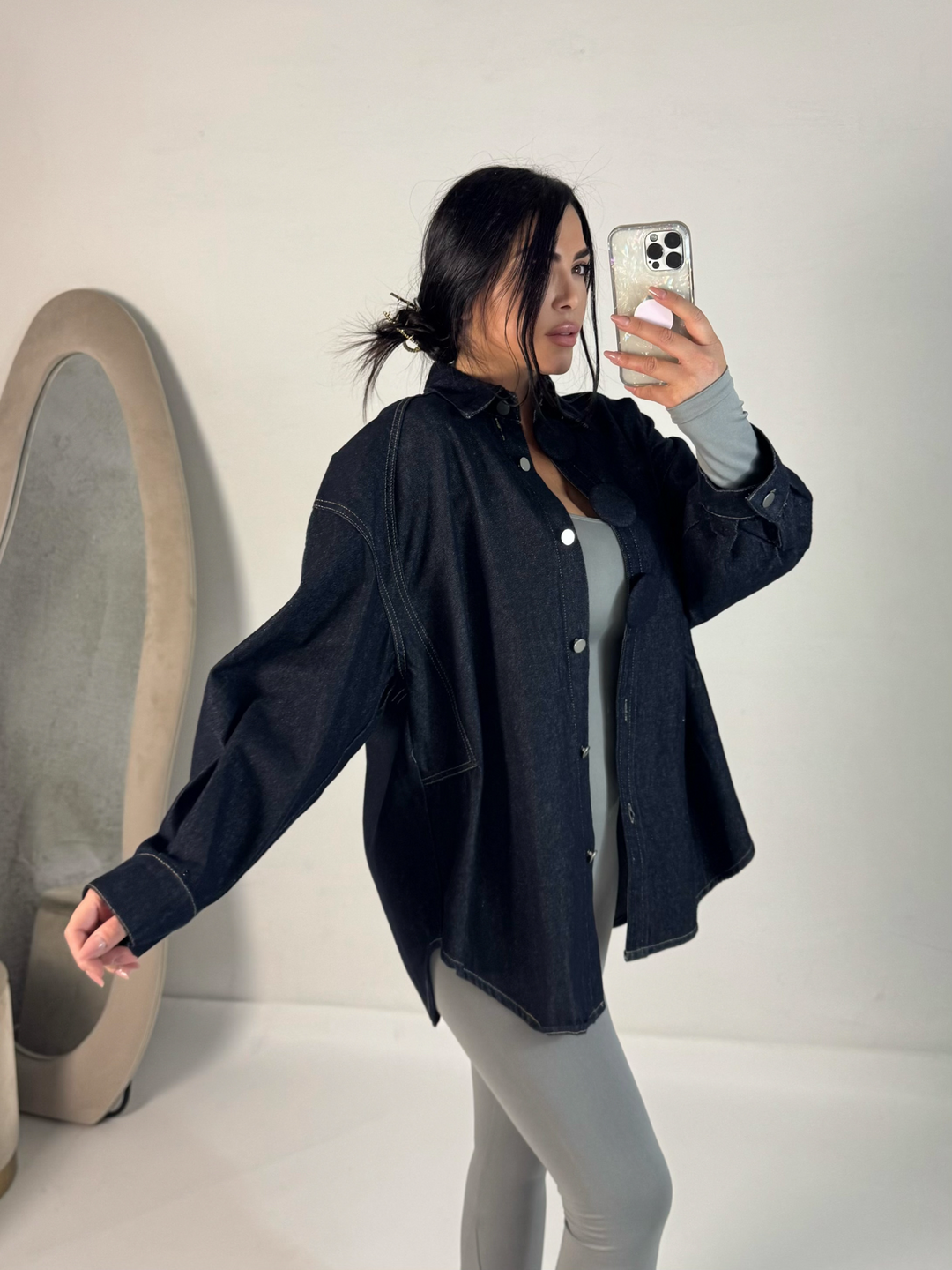 Giacca in jeans oversize con spille bottoni grandi