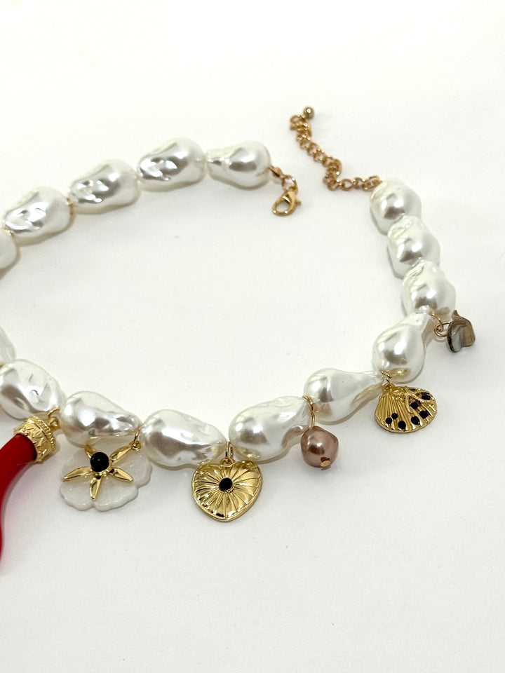 Collana di perle con pendenti “Talisman”