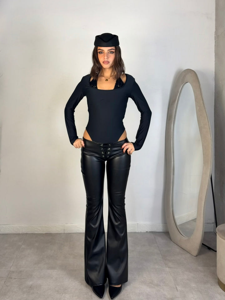 Pantaloni in eco pelle a zampa “Nikita”