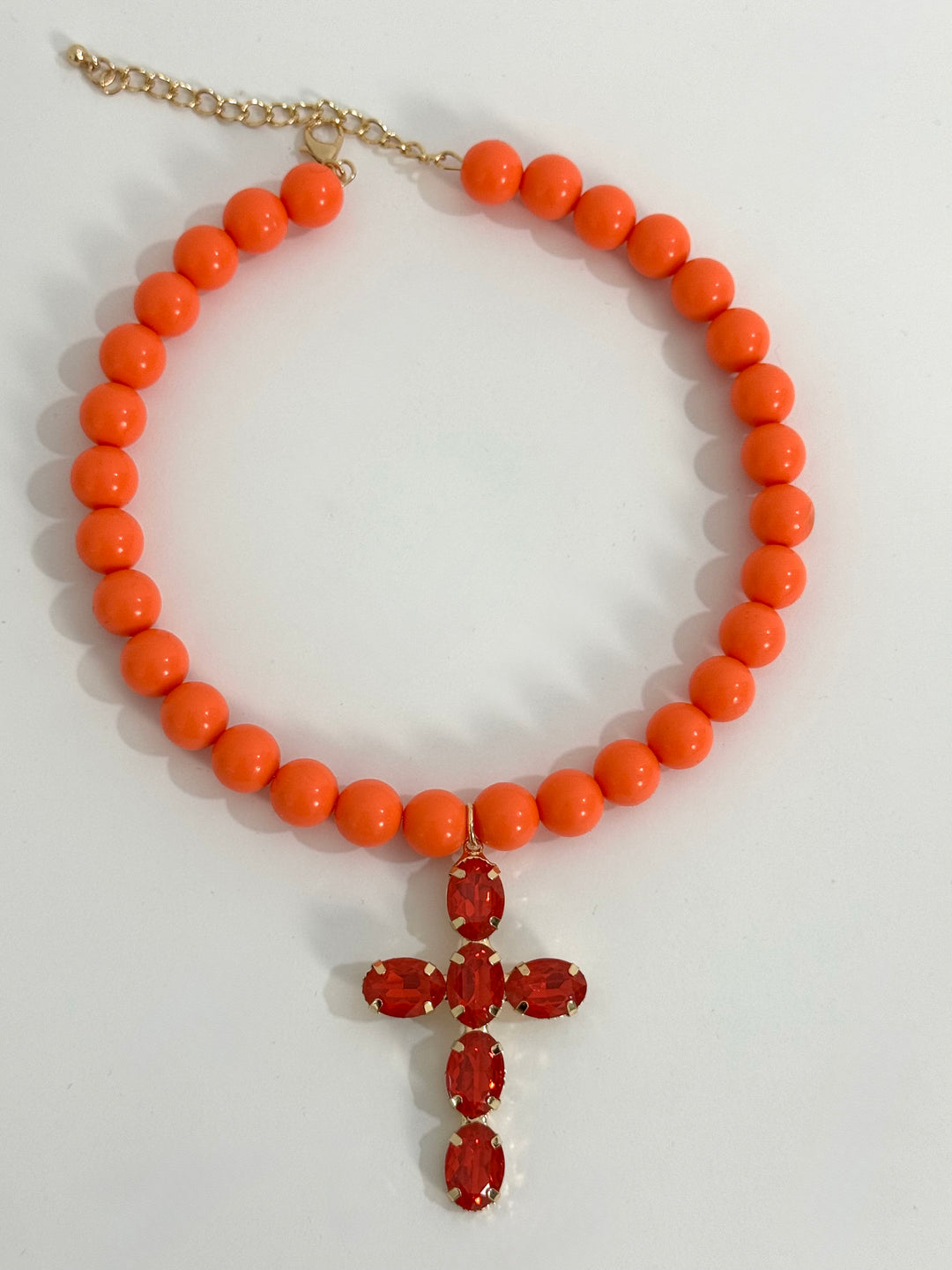 Collana rigida con perle e croce pendente