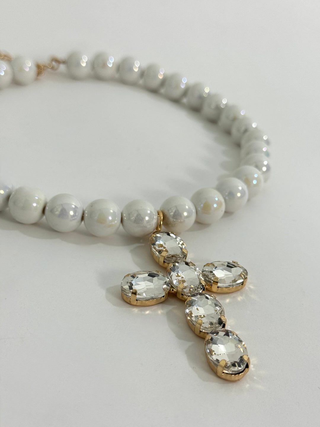 Collana rigida con perle e croce pendente