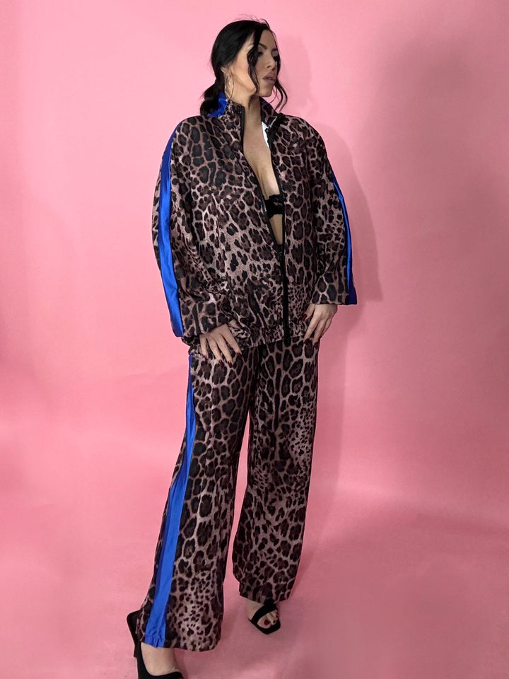 Conjunto coordinado oversize con estampado de leopardo y franjas laterales de raso “Ilary”