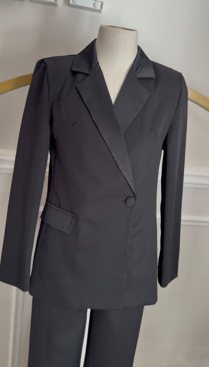 Tailleur con scollo “Signorina”