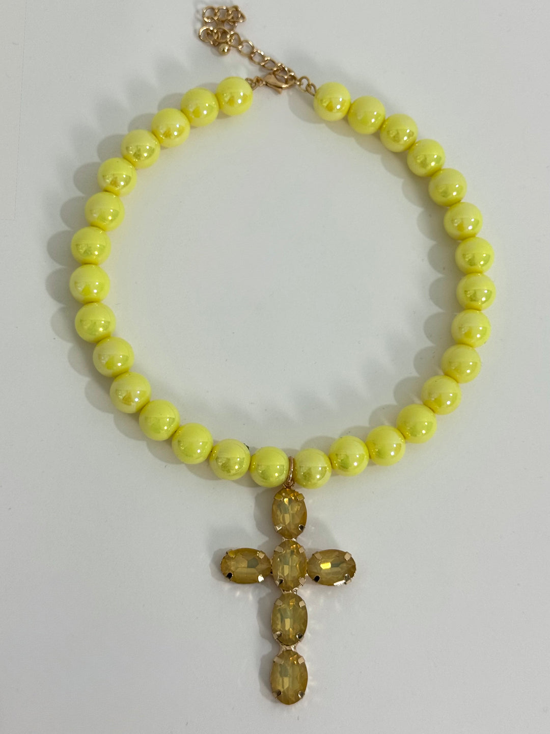 Collana rigida con perle e croce pendente