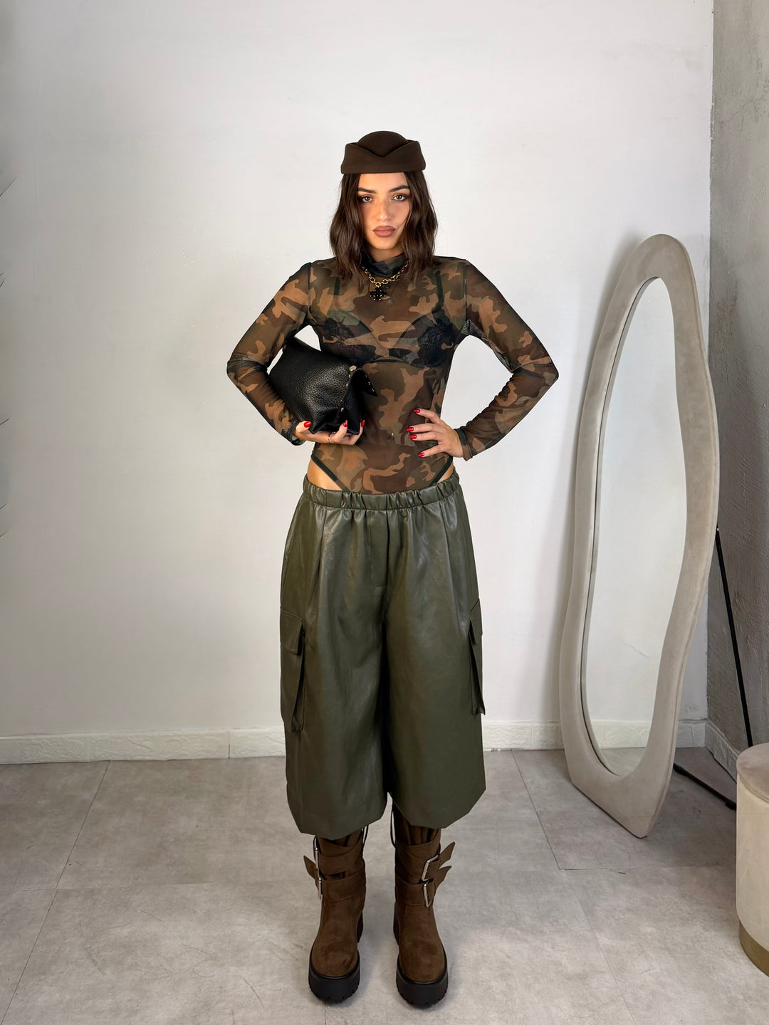 Pantaloni bermuda in eco pelle