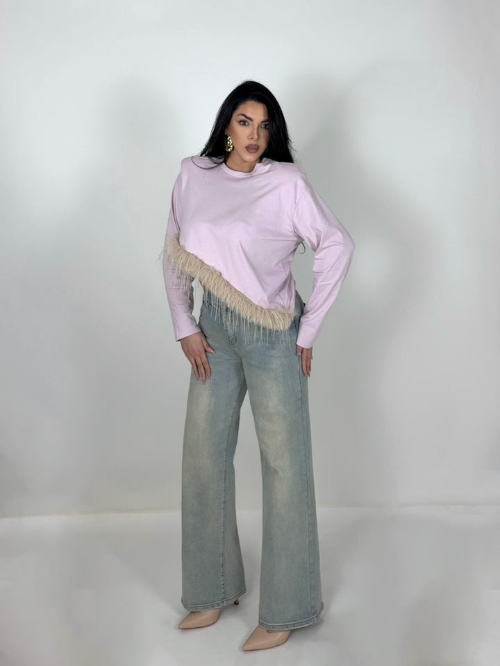 Maglia asimmetrica con piume e spalline “Jolie”