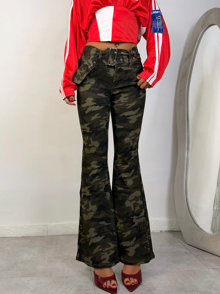 Jeans a zampa con cintura “Army”