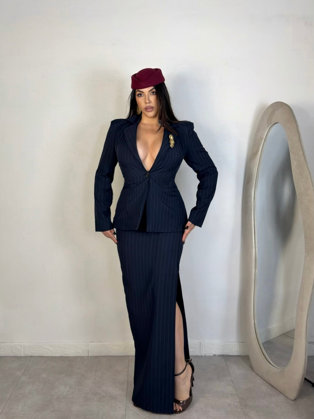 Tailleur gessato con gonna “Victory”