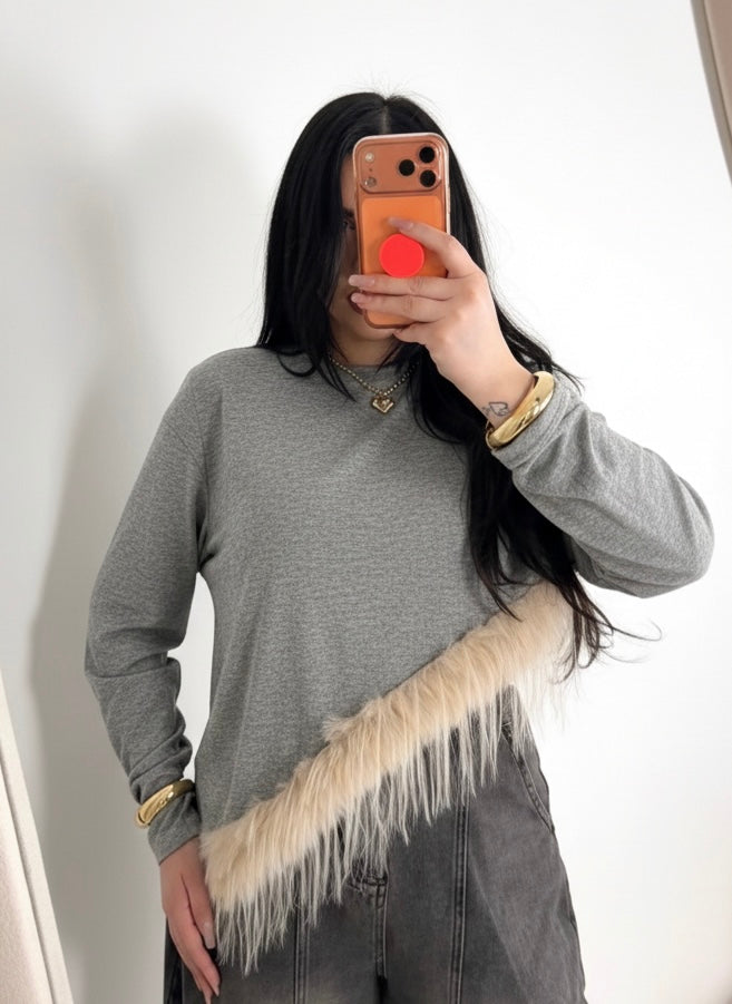 Maglia asimmetrica con piume e spalline “Jolie”