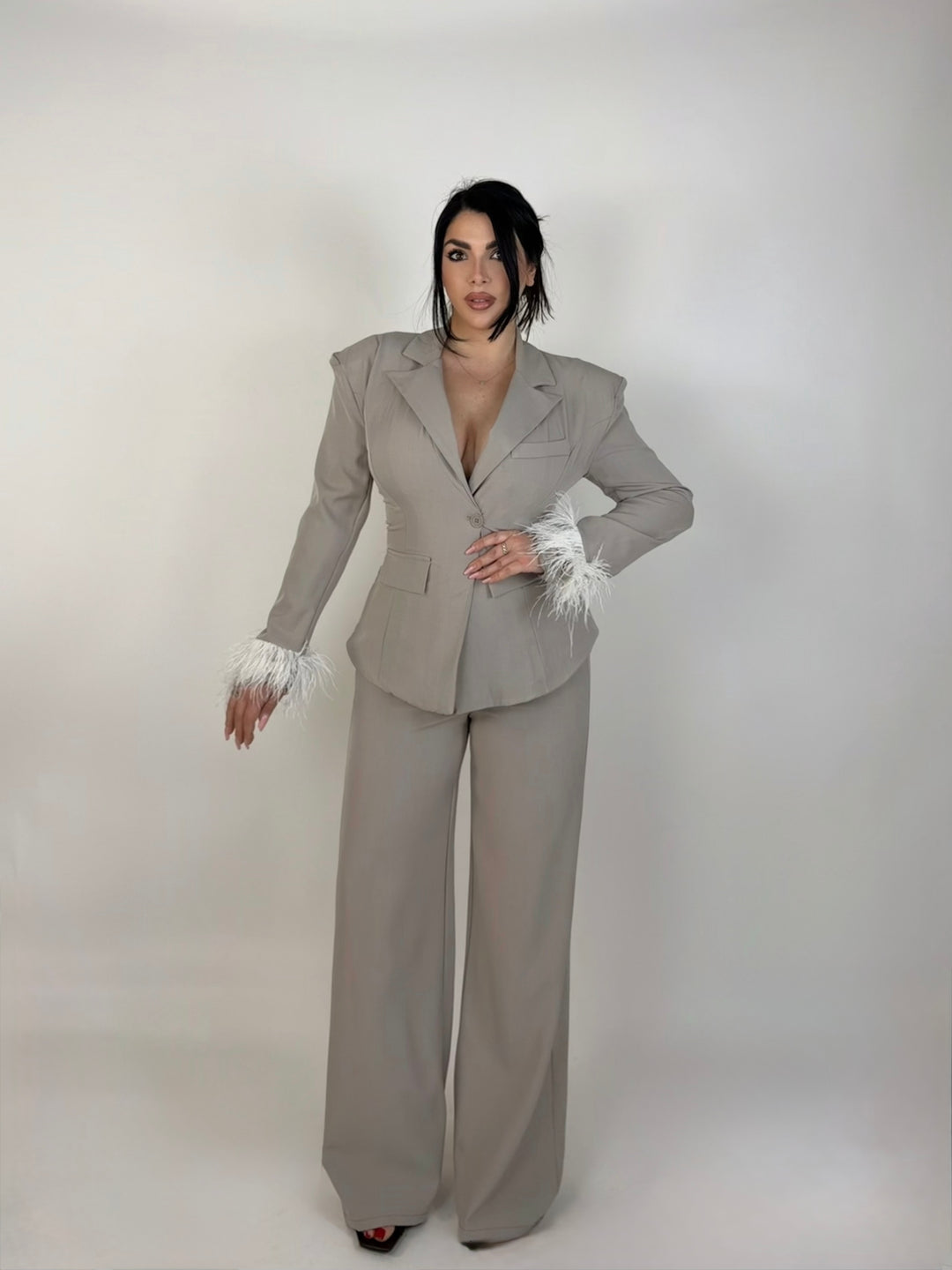 Tailleur con piume “Perla”