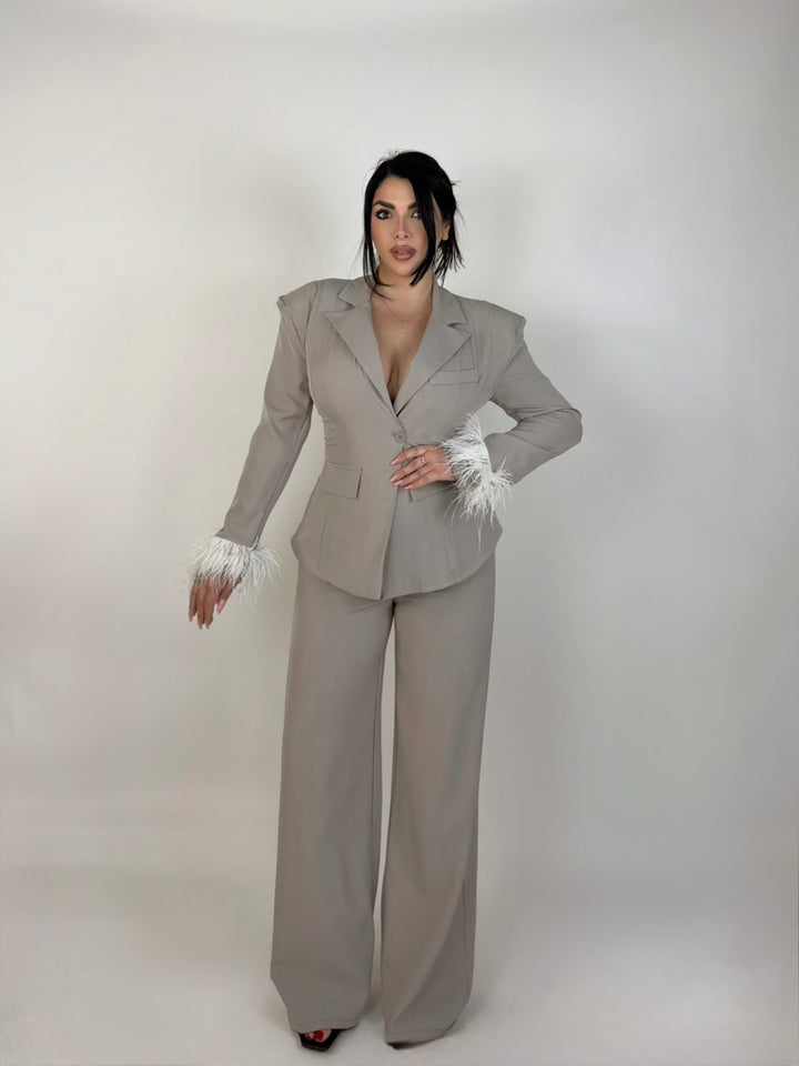 Tailleur con piume “Perla”