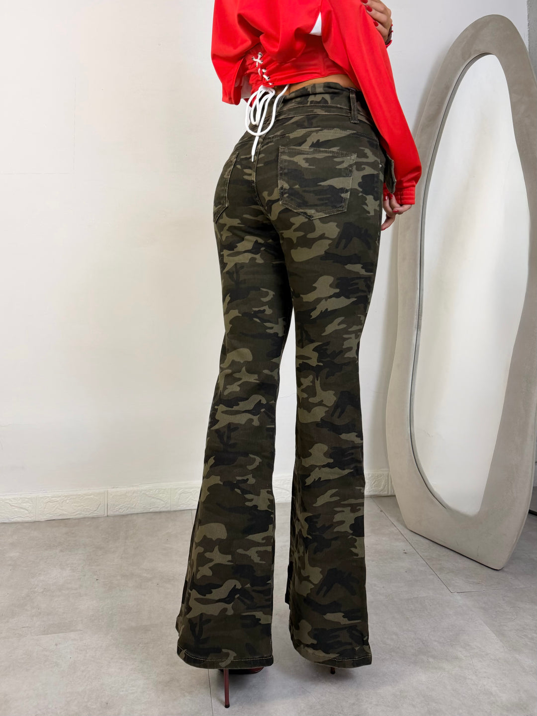 Jeans a zampa con cintura “Army”