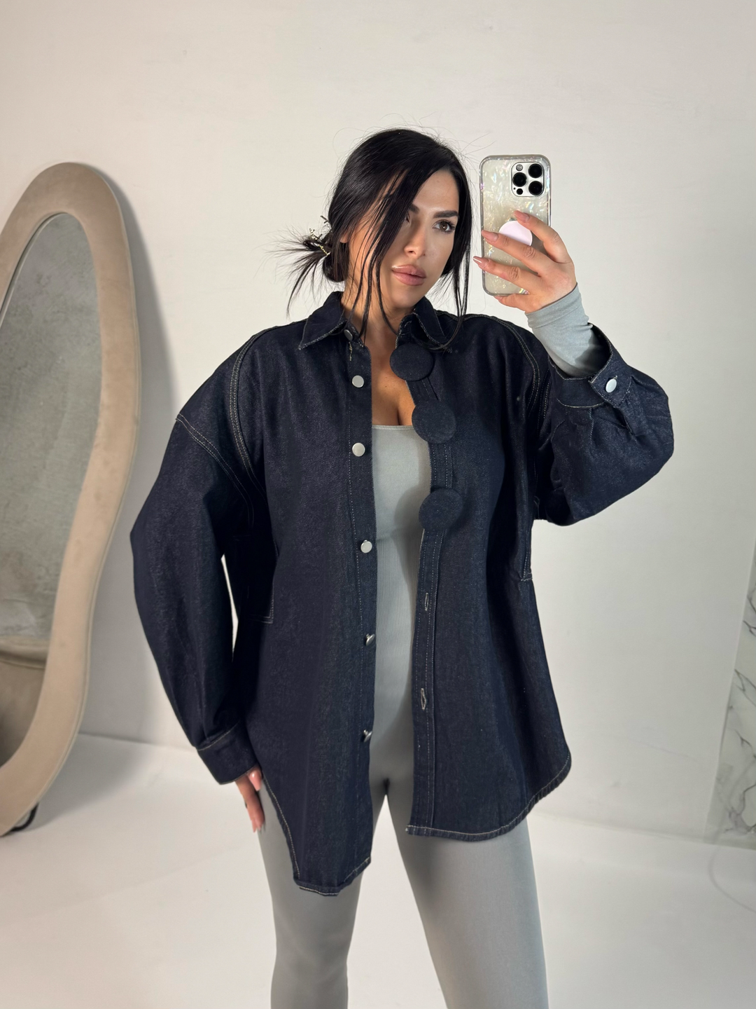 Giacca in jeans oversize con spille bottoni grandi