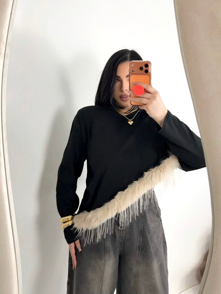 Maglia asimmetrica con piume e spalline “Jolie”