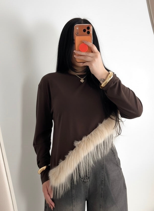 Maglia asimmetrica con piume e spalline “Jolie”