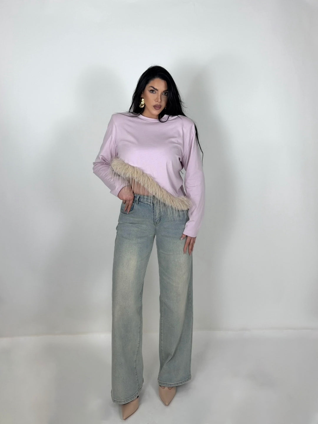 Maglia asimmetrica con piume e spalline “Jolie”