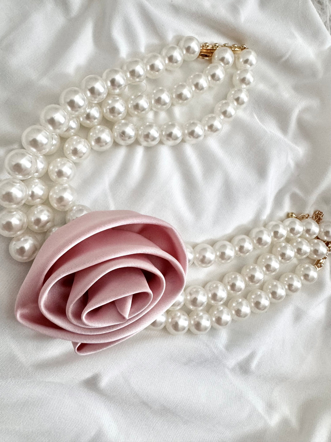 Collana con perle e rosa “Mirna”