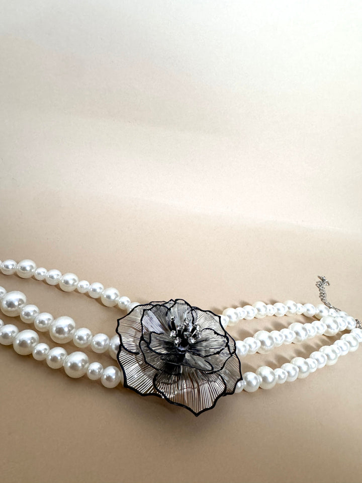 Collana con perle e fiore “Samanta”