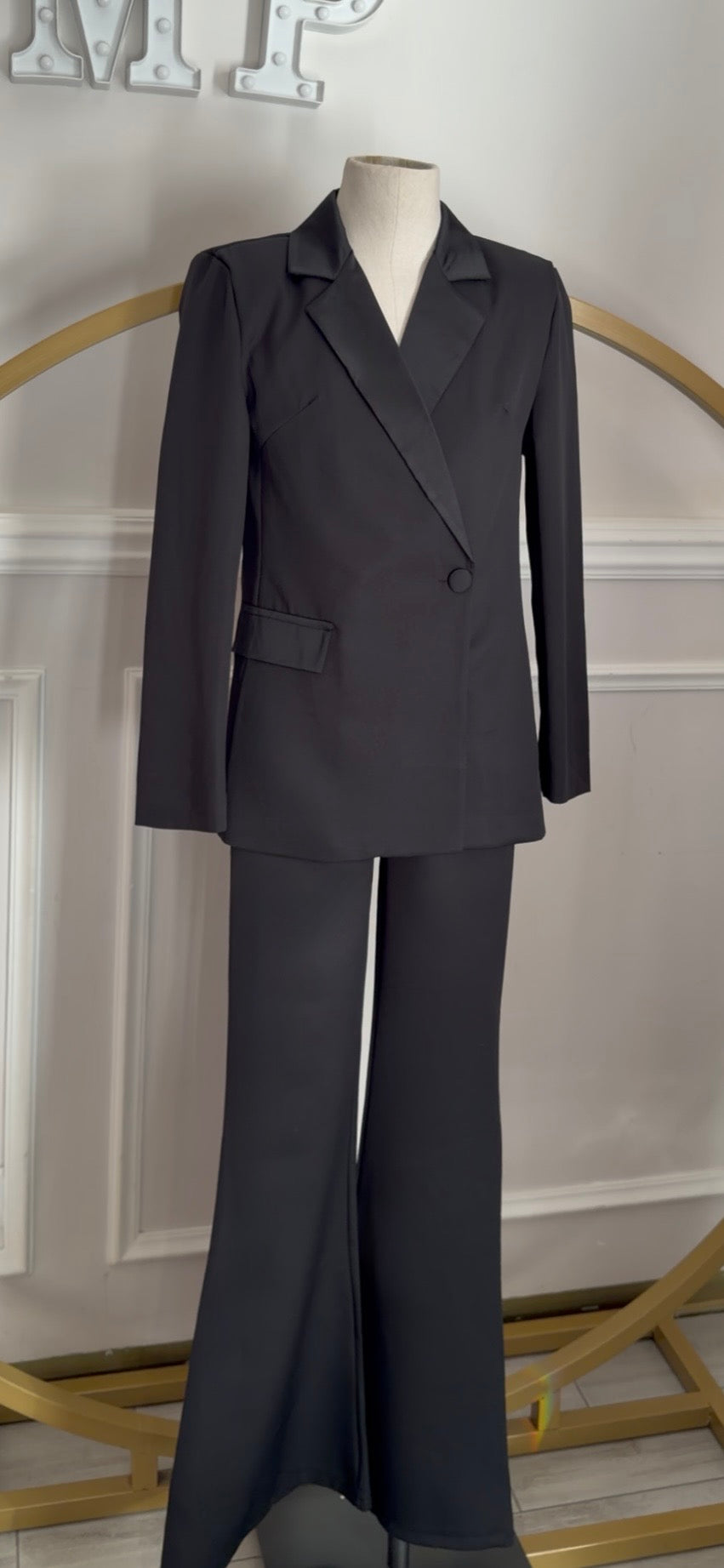 Tailleur con scollo “Signorina”