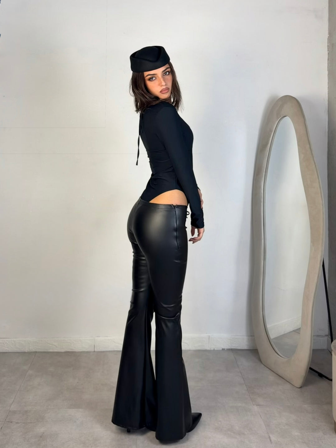Pantaloni in eco pelle a zampa “Nikita”