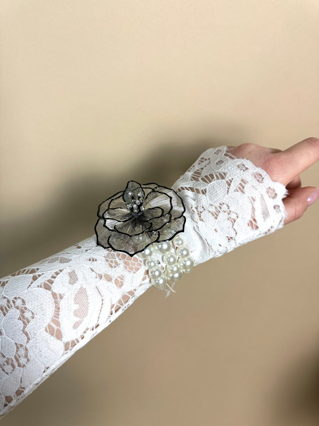 Bracciale con perle e fiore rigido “Samanta”