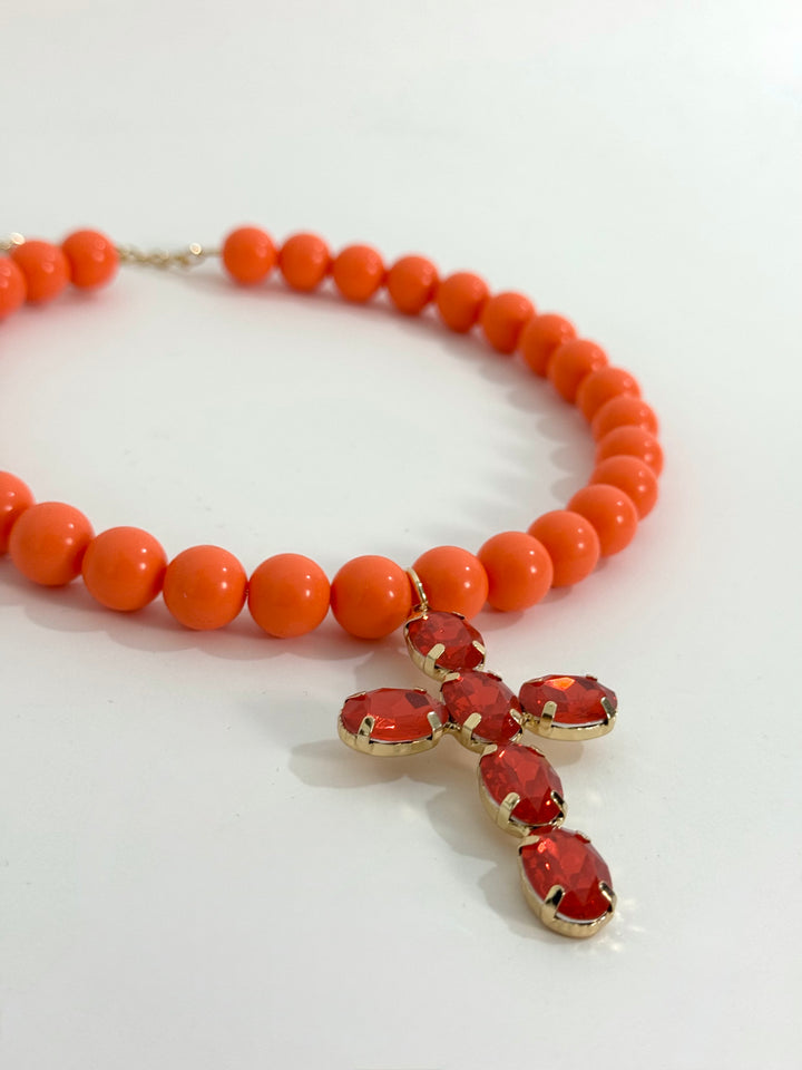 Collana rigida con perle e croce pendente