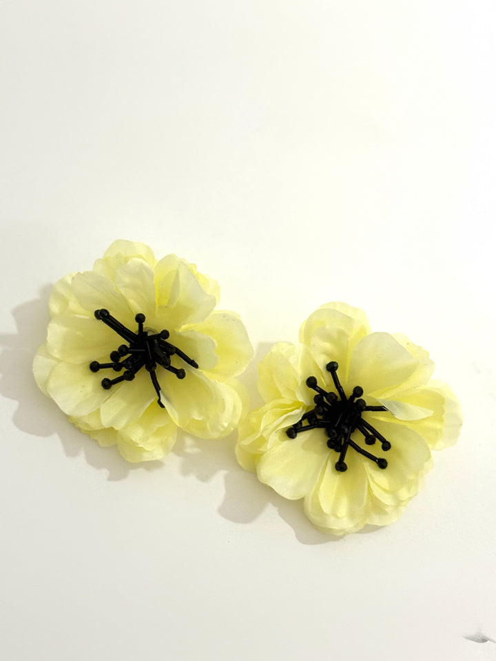 Orecchini a fiore in tessuto “Dorotea”