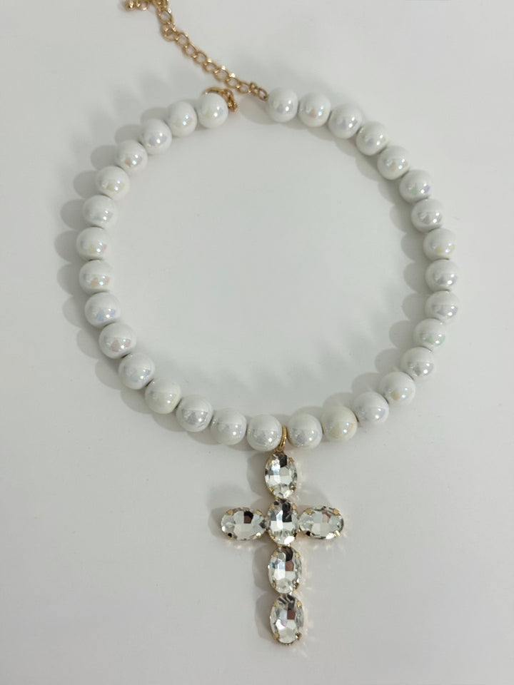 Collana rigida con perle e croce pendente