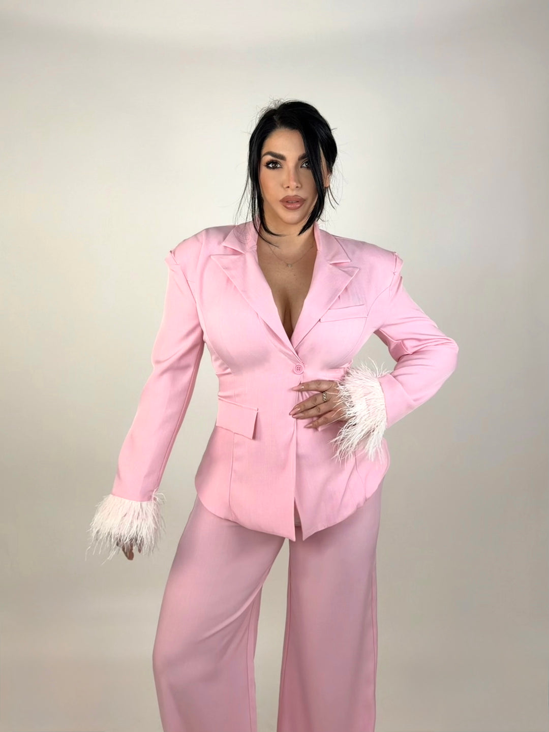 Tailleur con piume “Perla”