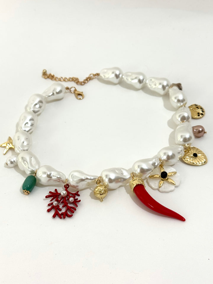Collana di perle con pendenti “Talisman”