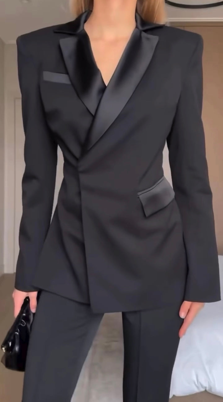 Tailleur con scollo “Signorina”