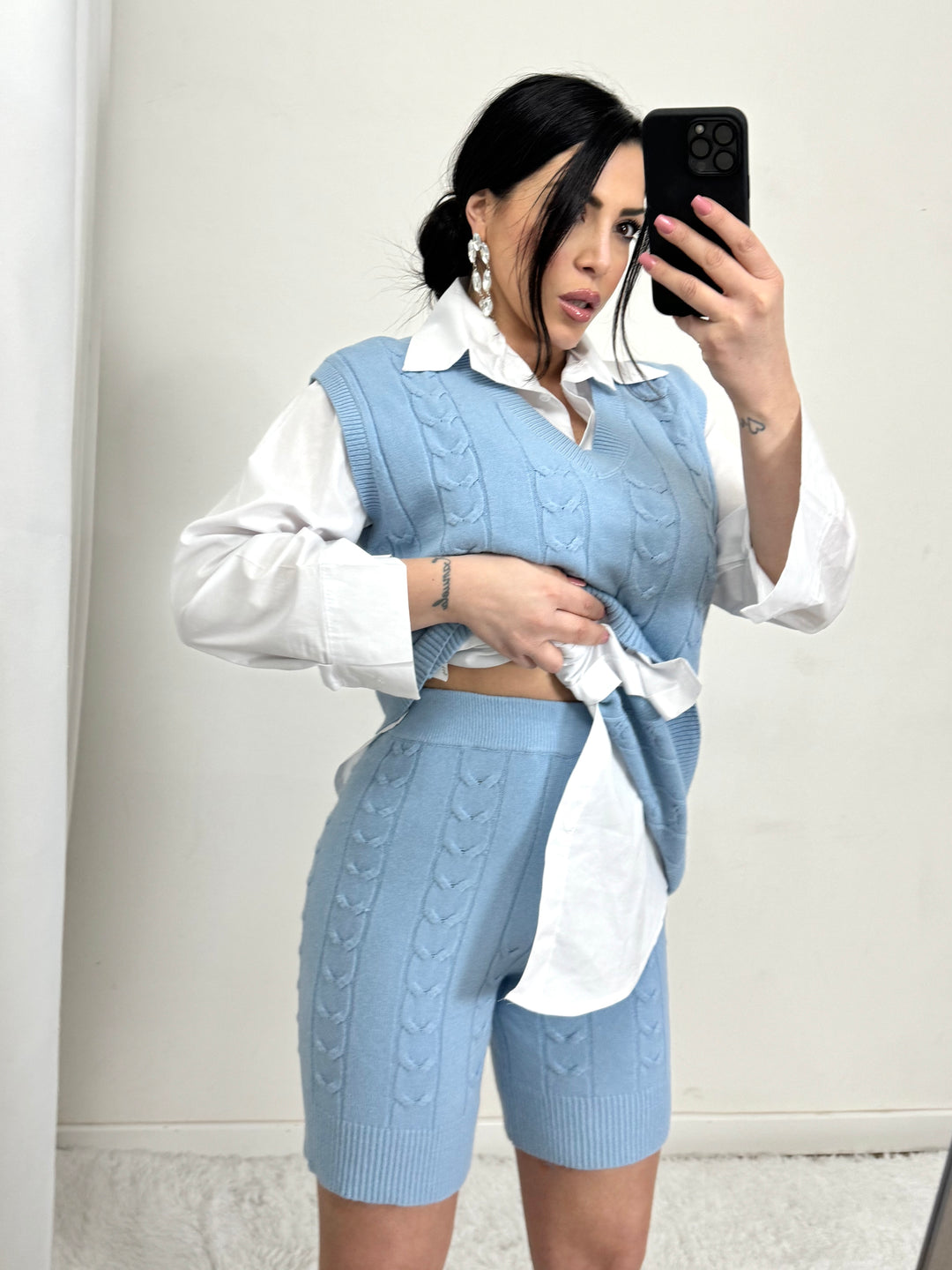 Coordinato in lana trecce maglione smanicato lungo e pantaloncini “Oriana”