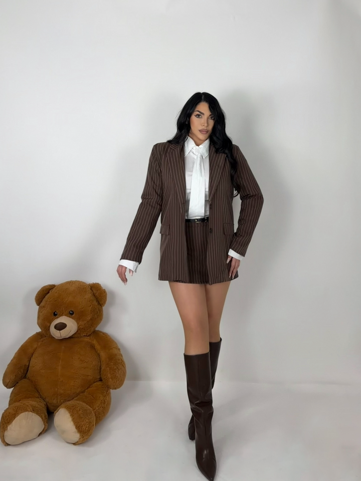 Tailleur gessato con Panta gonna “New York”